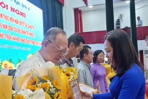 为文学艺术作贡献的集体和个人获奖励。