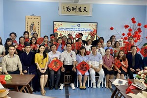 参与交流的学生与师长、讲师和来宾合照留念。