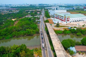曾隆桥于2017年动工，但由于场地问题而从2019年9月一直停工至今。
