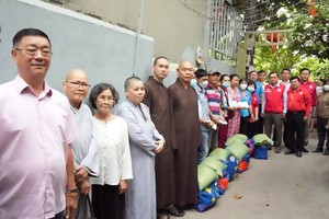 各机关团体一起关照6个不幸家庭。