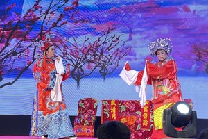 珠洋市珠光会艺人表演神功戏。