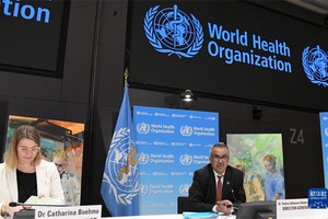 世界卫生组织总干事谭德塞（右）出席在瑞士日内瓦总部举行的记者会。