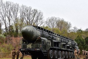 朝鲜“火星炮-18”新型洲际导弹。