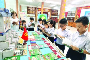 颍川双语学校副校长与学生参观“胡志明文化空间”。