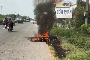 某劳工返乡途中摩托车起火