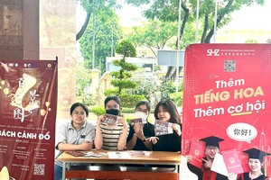 大学生前往登记购买入门卷。