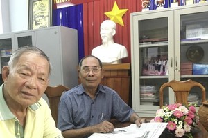 阮春室黨員、少校(右)和同僚每天都閱讀報紙以掌握時事動態。