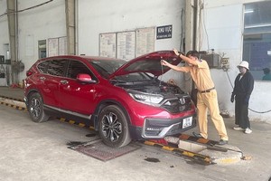 在5007V登检中心的机械车辆检定活动。