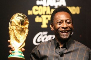 贝利展示大力神杯。