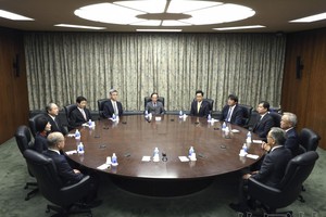 日本央行行长植田和男等在总部准备召开货币政策会议。 （共同社）