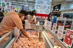 民众在超市选购鸡肉。