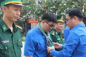 吴明海同志赠送围巾给青年代表。