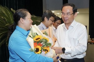 市委书记阮文年奖励出色女干部。