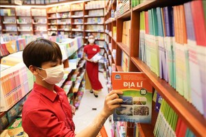 学生在书局购买教科书。