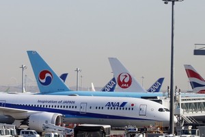 在日本羽田机场，韩日两国的客机蓄翼待飞。 韩联社