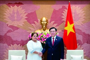 国会主席王廷惠接见古巴妇女联合会秘书长。