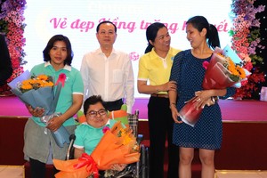 市委副书记阮文孝表彰在生活中努力向上的翠薇、清草和丽春。