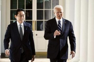 美国总统拜登（右）与日本首相岸田文雄。