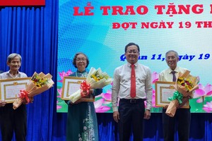 第十一郡郡委书记张国林向王沛川党员颁发 年党龄纪念章及金牌。