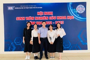 中文系副主任朱亚辉(右三)与获奖的大学生合照。