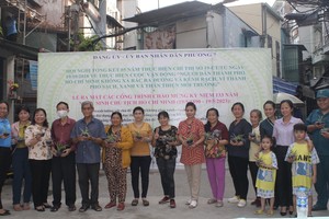 坊领导向居民赠送绿植。