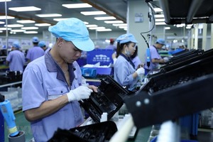 海防越南新加坡工业区的外国公司生产线。