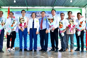 省领导向新届执委赠送鲜花祝贺。