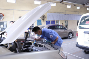 登检员正在检查车辆。