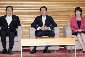 日本外相林芳正（左起）、首相岸田文雄、经济安保相高市早苗准备出席内阁会议。摄于官邸。（共同社）