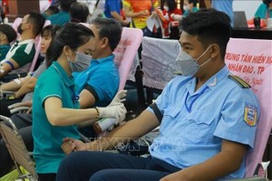 民众积极参加捐血。