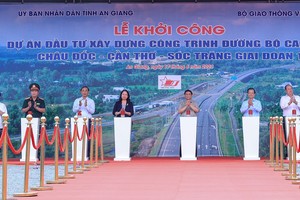 政府总理范明政与各代表发布4个子项目开工令。