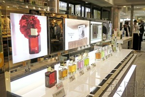 图为西武池袋总店的男士美容用品柜台。（共同社）