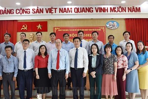 与会代表在会议上合影留念。