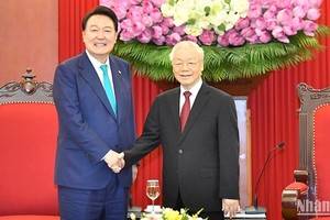 阮富仲总书记接见韩国总统尹锡悦。