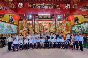 本市与第五郡领导与各会馆理事合影。