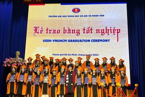 中国语文系副主任张家权向毕业生颁发毕业证书。