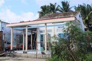 强降雨及旋风致多间民房被掀顶