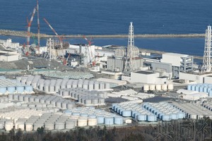 福岛第一核电站厂区内排列的处理水储罐。