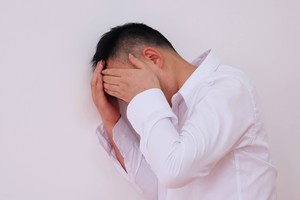 蹲下突然站立，眼前感觉模糊眩晕是否低血糖？