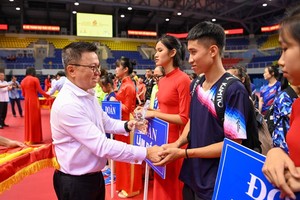 《人民报》总编辑黎国明向各队颁发奖章