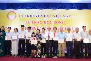 组委会已向250名代表颁发奖学金。