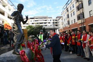 李小龙铜像献花仪式在悉尼高嘉华市举办。