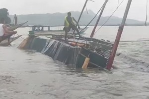 菲律宾一客船倾覆致26死40人获救