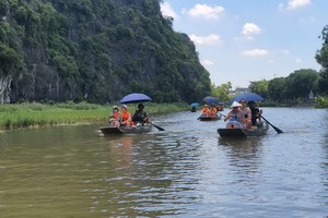 国际游客参观宁平三谷旅游区。