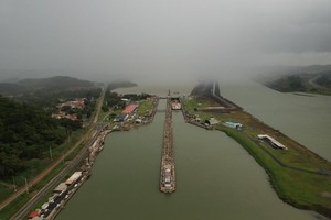 航拍的巴拿马运河佩德罗米格尔水闸。新华社发
