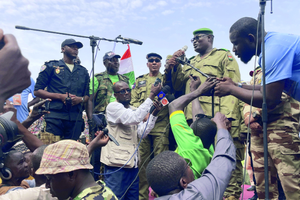 尼日尔政变军方6日向支持者发表讲话。