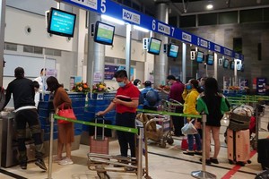 乘客在机场办理登机手续。（示意图：杨玉）