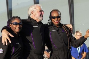 太空游客在登上维珍银河航班前拍照纪念。