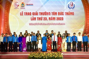 市领导与获奖代表合影。