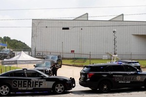 8月24日，警察在美国佐治亚州亚特兰大市富尔顿县拘留所外警戒。(新华社)